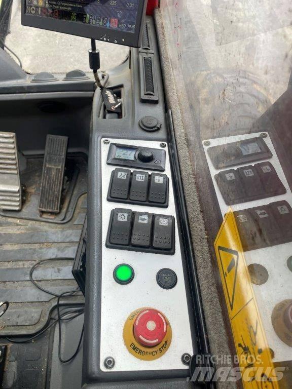 Komatsu 931 XC Θεριζοαλωνιστικές μηχανές