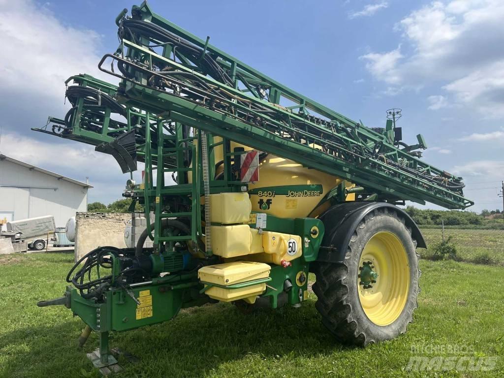 John Deere 840 i Ρυμουλκούμενα ψεκαστικά