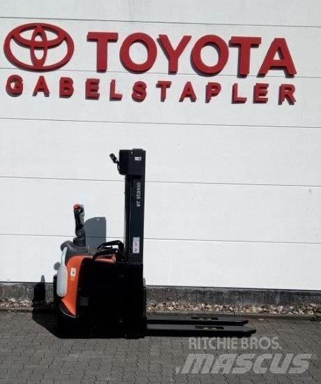 Toyota SPE140L Παλετοφόρα πεζού χειριστή με ιστό