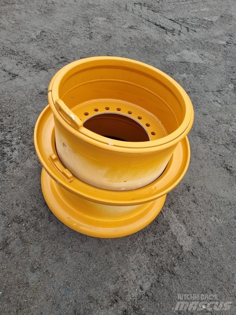 CASE 921 E rims Ελαστικά και ζάντες