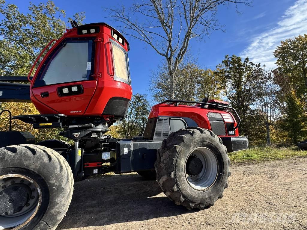 Komatsu 951 Θεριζοαλωνιστικές μηχανές