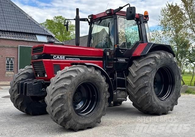 Case IH 1255 XL Τρακτέρ