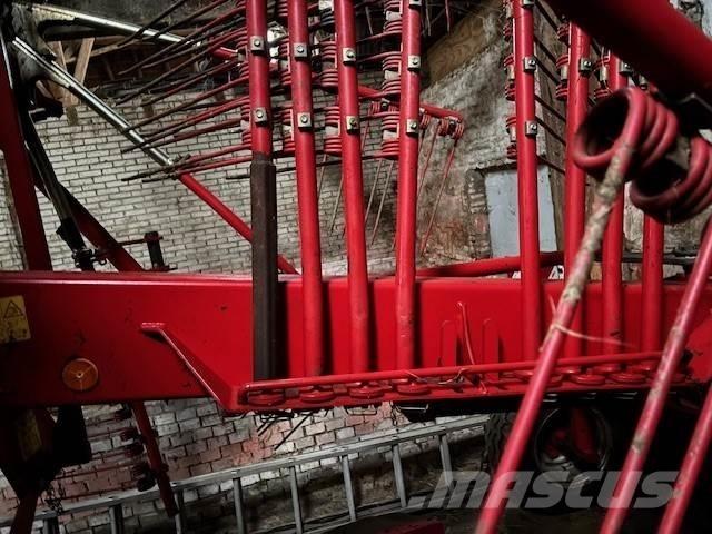 Stoll R+ 820 Τσουγκράνες και χορτοξηραντικές μηχανές