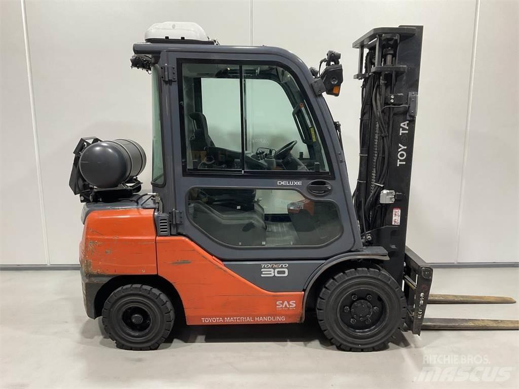 Toyota 02-8FGF30 Περονοφόρα ανυψωτικά κλαρκ με φυσικό αέριο LPG