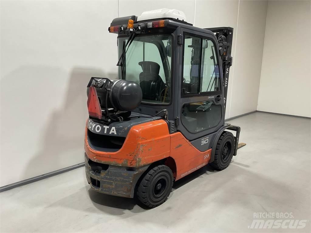 Toyota 02-8FGF30 Περονοφόρα ανυψωτικά κλαρκ με φυσικό αέριο LPG