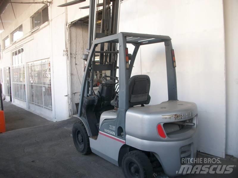 Nissan PL02A25 Περονοφόρα ανυψωτικά κλαρκ με φυσικό αέριο LPG