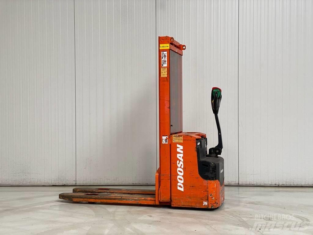 Doosan LEDS12.5C Παλετοφόρα πεζού χειριστή με ιστό