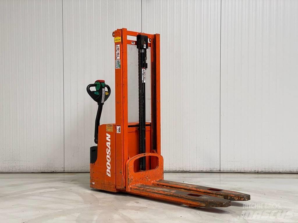 Doosan LEDS12.5C Παλετοφόρα πεζού χειριστή με ιστό