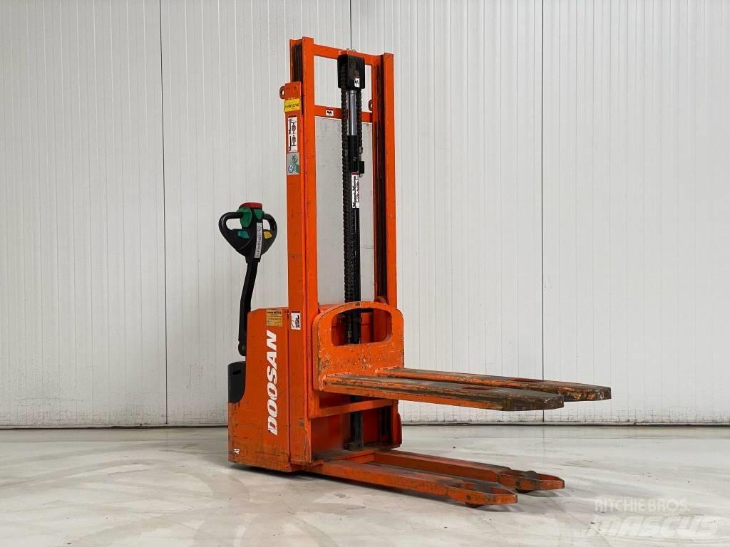 Doosan LEDS12.5C Παλετοφόρα πεζού χειριστή με ιστό