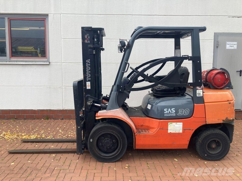 Toyota 02-7FGF30 Περονοφόρα ανυψωτικά κλαρκ με φυσικό αέριο LPG