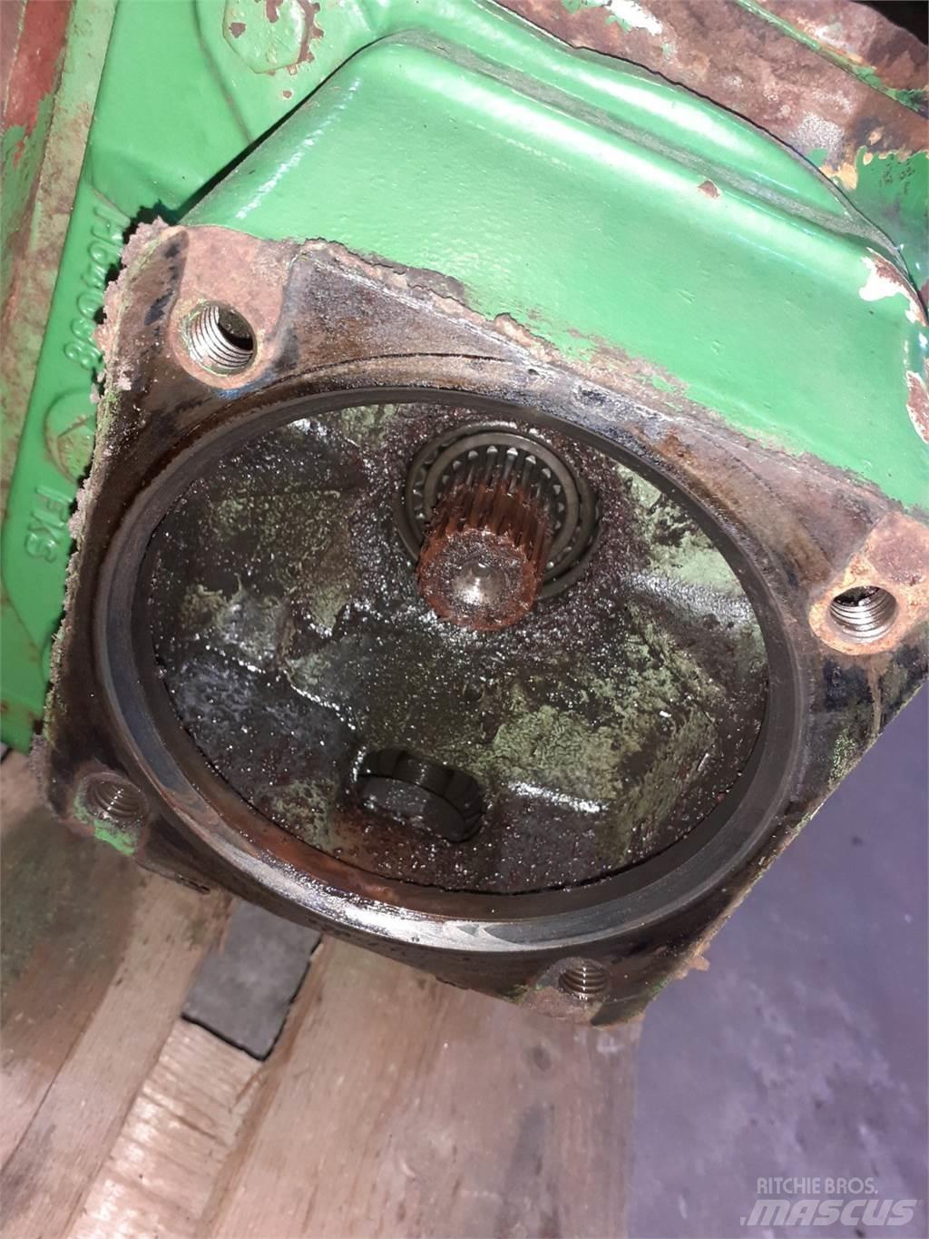 John Deere 1075 Μετάδοση