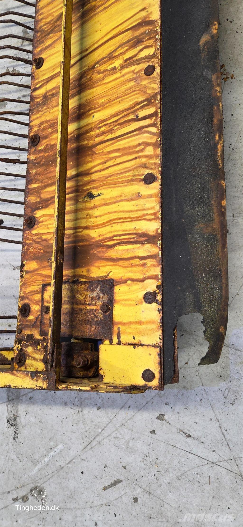 New Holland 1550 Διαστρωτήρες άμμου και αλατιού