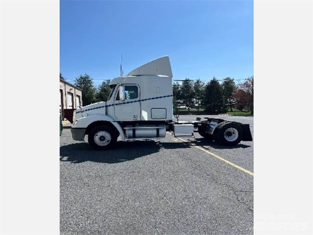 Freightliner CL112G Τράκτορες