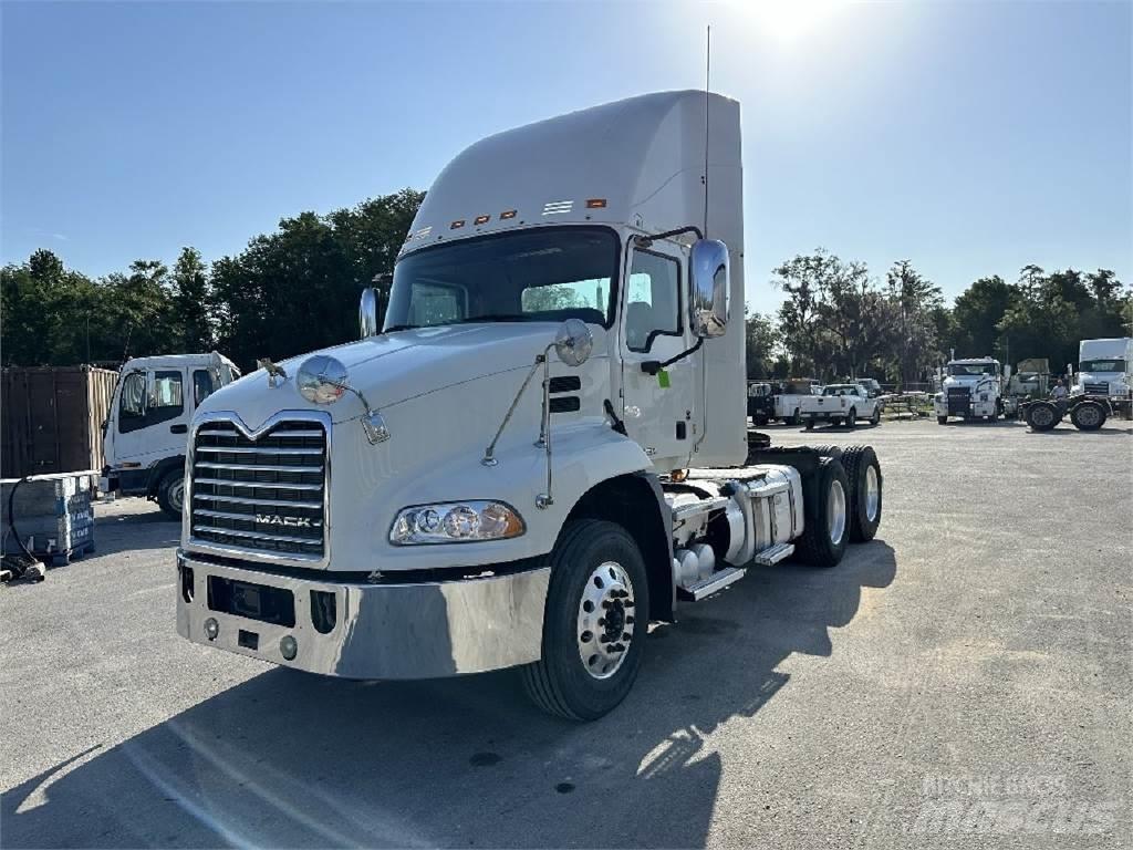 Mack CXU613 Τράκτορες