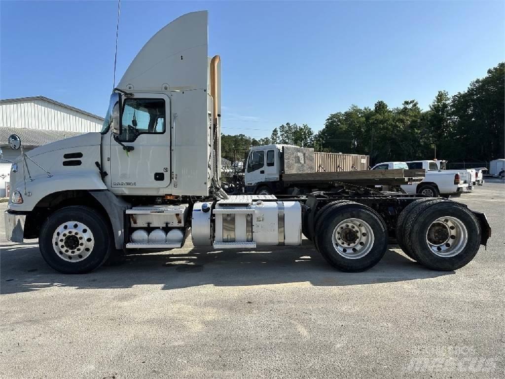 Mack CXU613 Τράκτορες