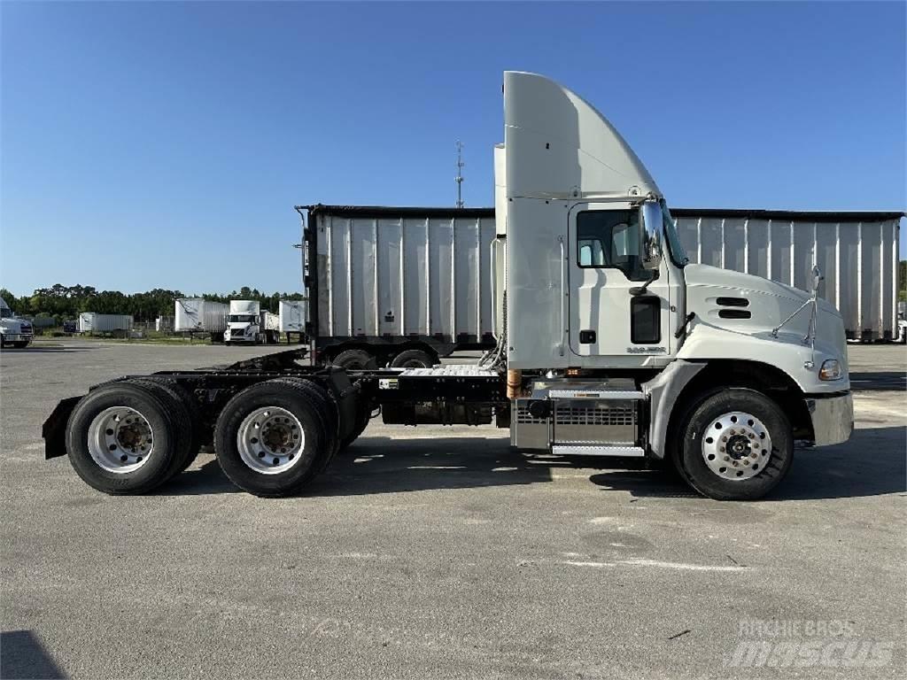 Mack CXU613 Τράκτορες