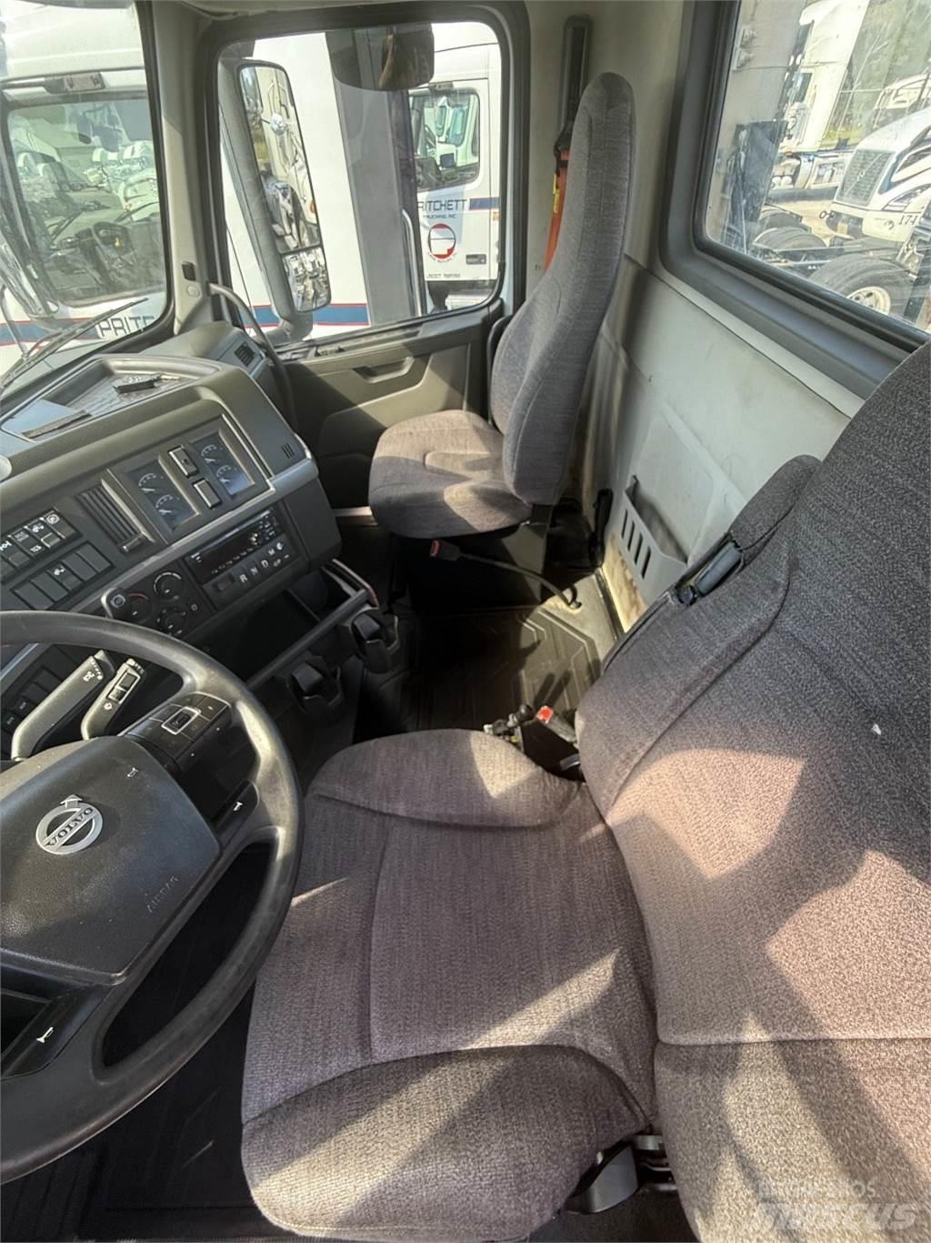 Volvo VNR64T300 Τράκτορες
