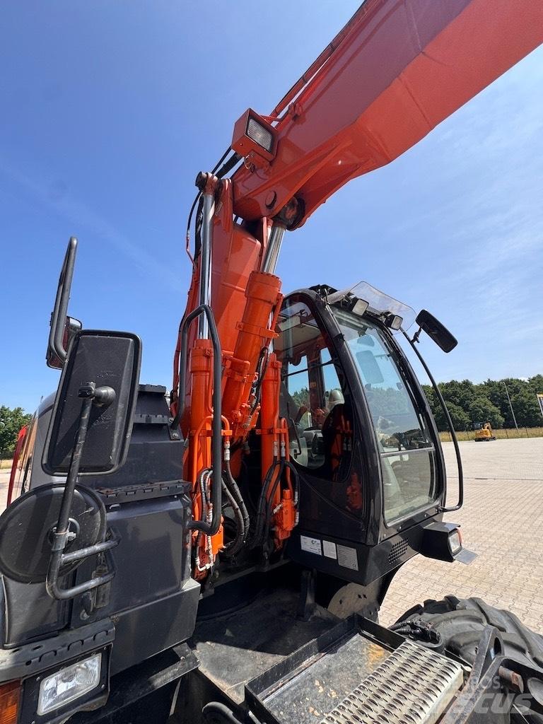 Hitachi 140W Εκσκαφείς με τροχούς - λάστιχα