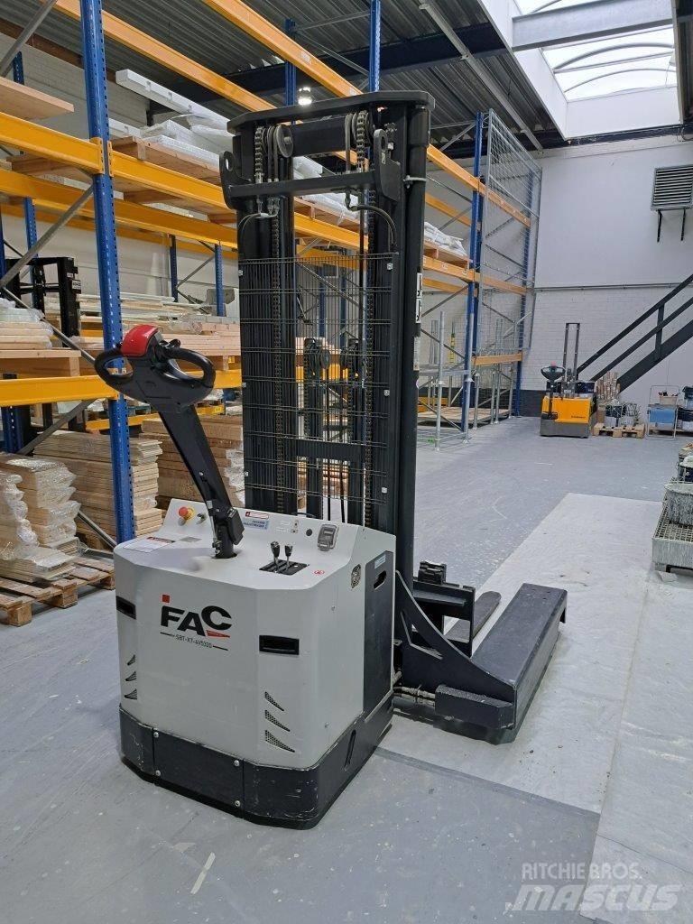 Combilift CSI Παλετοφόρα πεζού χειριστή με ιστό