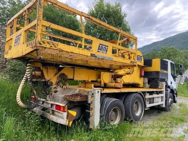 Iveco TRAKKER Φορτηγά με Γερανό