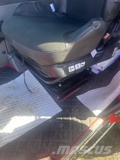 Komatsu 931 XC Θεριζοαλωνιστικές μηχανές