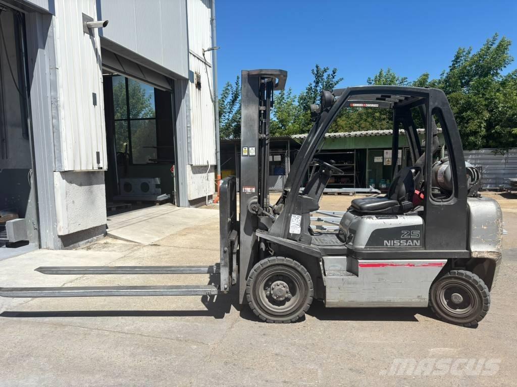 Nissan UD02A25PQ Περονοφόρα ανυψωτικά κλαρκ με φυσικό αέριο LPG