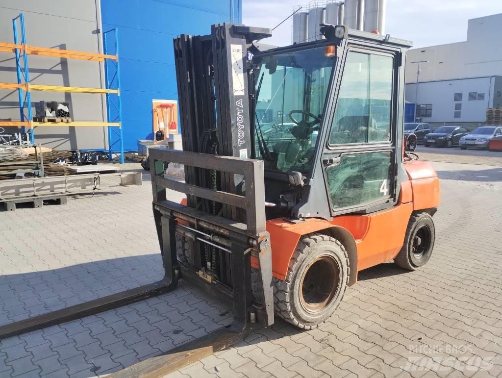 Toyota 02-8 FGJF 35 Περονοφόρα ανυψωτικά κλαρκ με φυσικό αέριο LPG