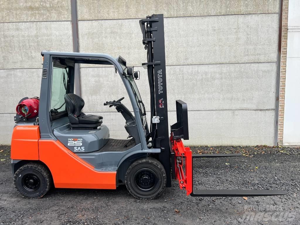 Toyota 02-8 FGF 25 Περονοφόρα ανυψωτικά κλαρκ με φυσικό αέριο LPG