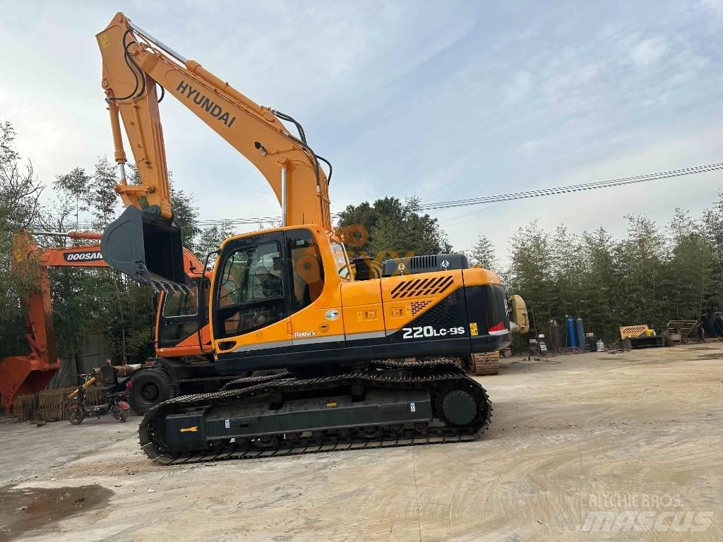 Hyundai R220 Εκσκαφείς με ερπύστριες