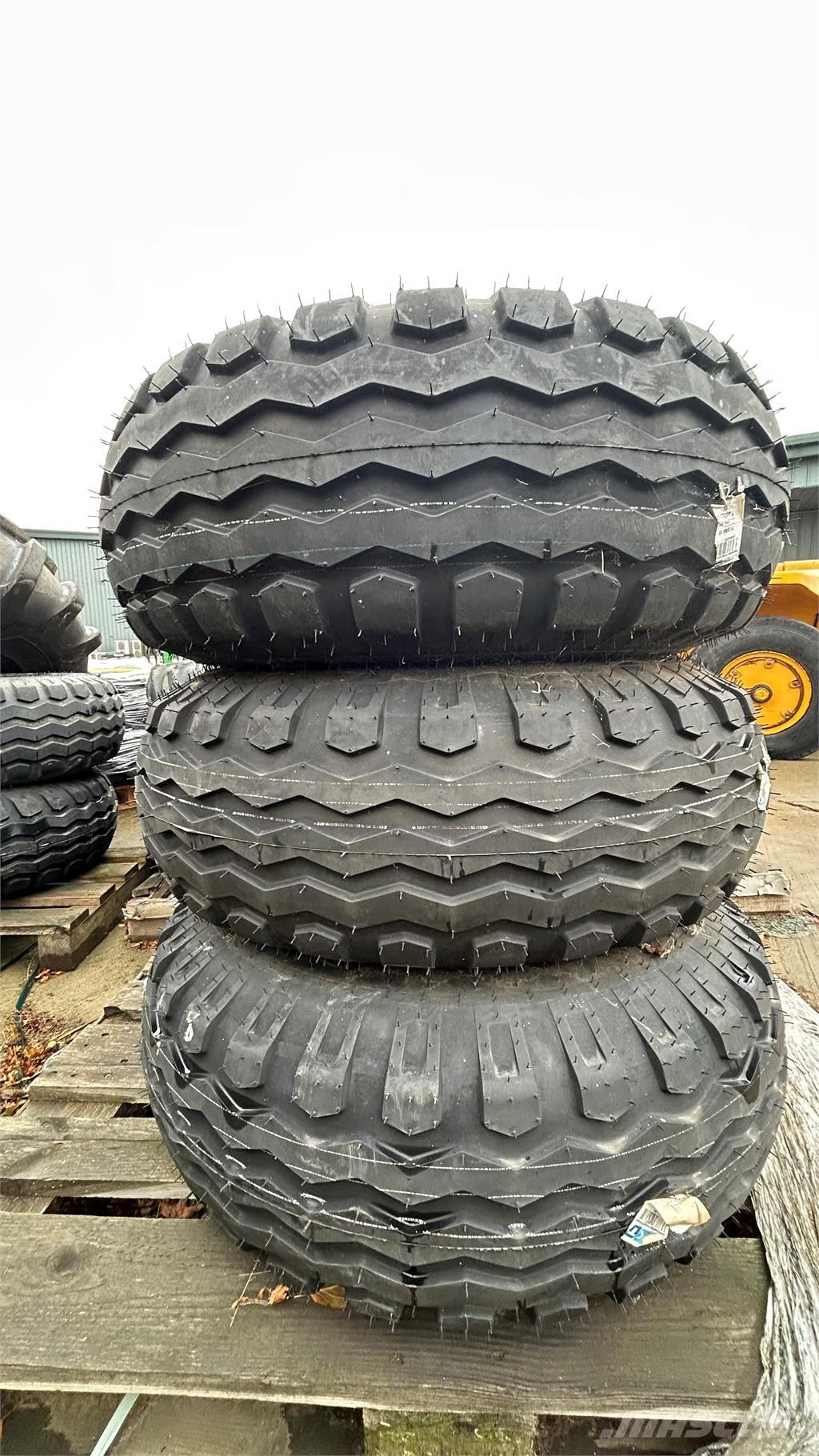  300/85R15.3 Ελαστικά και ζάντες