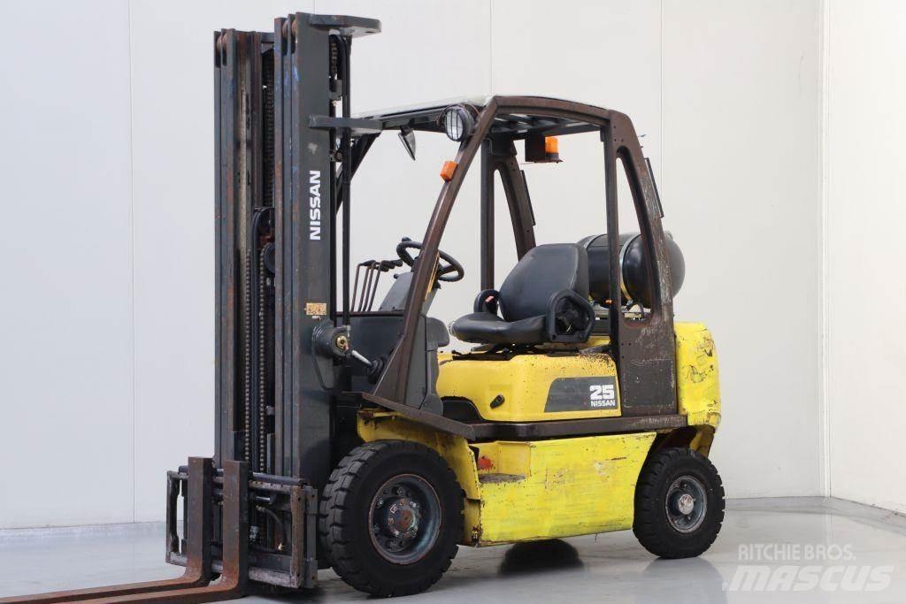 Nissan UD02A25PQ Περονοφόρα ανυψωτικά κλαρκ με φυσικό αέριο LPG