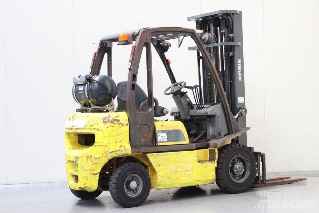 Nissan UD02A25PQ Περονοφόρα ανυψωτικά κλαρκ με φυσικό αέριο LPG