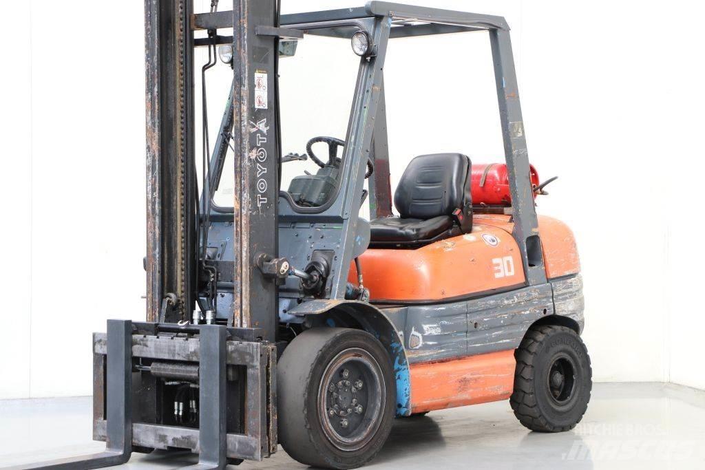 Toyota 02-6FGF30 Περονοφόρα ανυψωτικά κλαρκ με φυσικό αέριο LPG