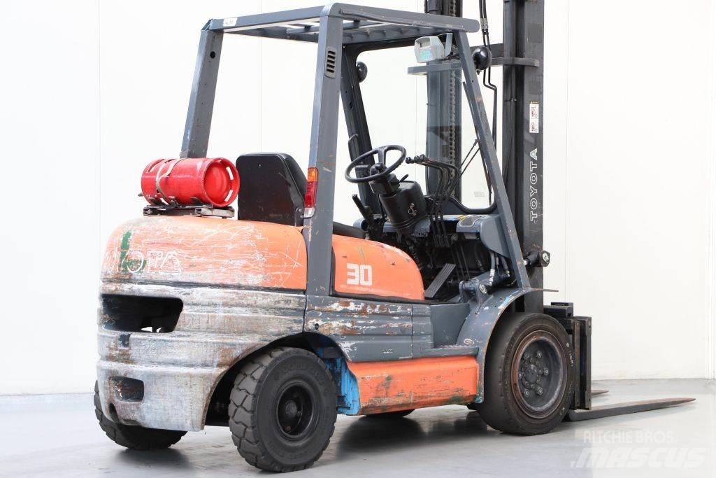 Toyota 02-6FGF30 Περονοφόρα ανυψωτικά κλαρκ με φυσικό αέριο LPG