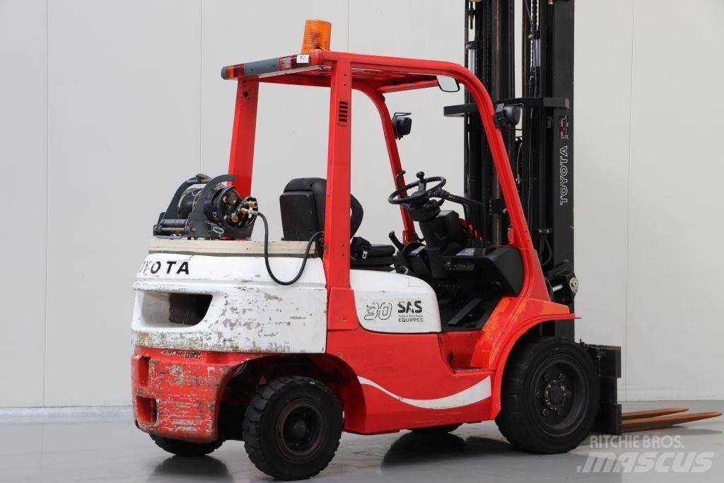 Toyota 02-7FGF30 Περονοφόρα ανυψωτικά κλαρκ με φυσικό αέριο LPG