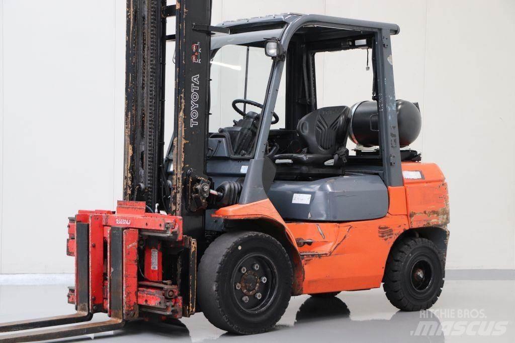 Toyota 02-7FGJF35 Περονοφόρα ανυψωτικά κλαρκ με φυσικό αέριο LPG