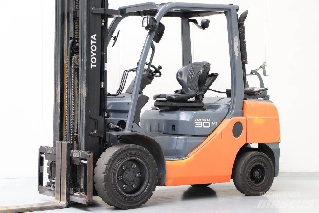 Toyota 02-8FGF30 Περονοφόρα ανυψωτικά κλαρκ με φυσικό αέριο LPG