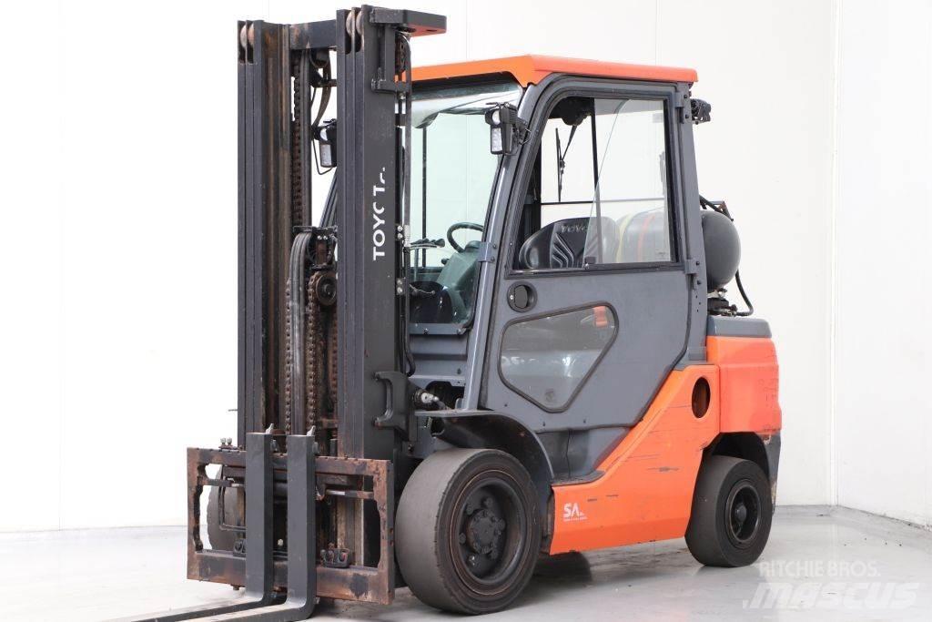 Toyota 02-8FGF30 Περονοφόρα ανυψωτικά κλαρκ με φυσικό αέριο LPG