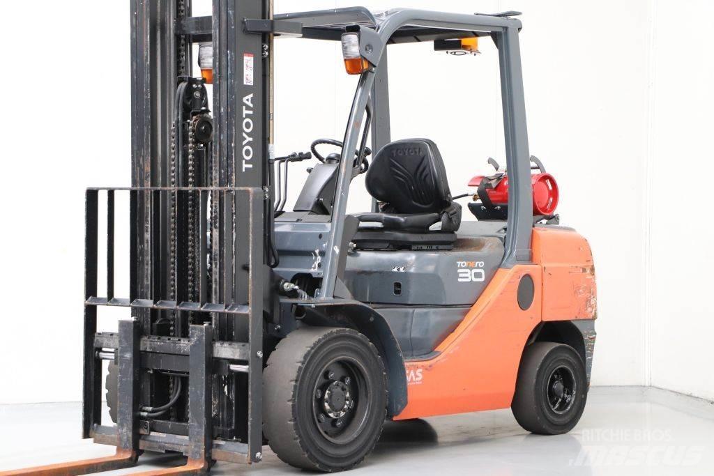 Toyota 02-8FGF30 Περονοφόρα ανυψωτικά κλαρκ με φυσικό αέριο LPG