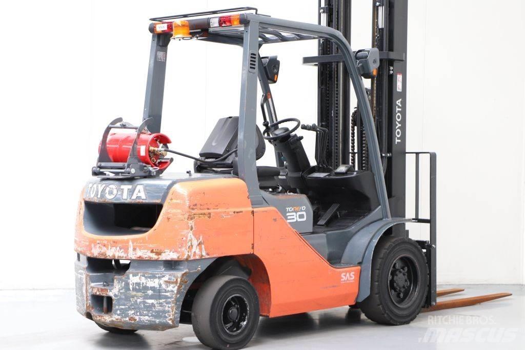 Toyota 02-8FGF30 Περονοφόρα ανυψωτικά κλαρκ με φυσικό αέριο LPG