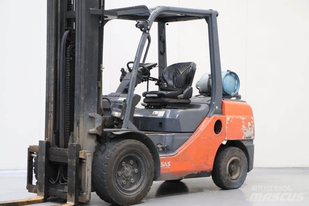 Toyota 02-8FGJF35 Περονοφόρα ανυψωτικά κλαρκ με φυσικό αέριο LPG