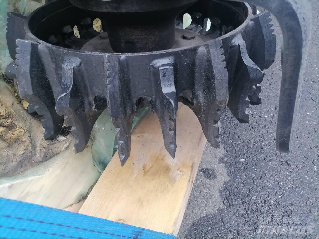 Komatsu C 124 Θεριζοαλωνιστικές μηχανές