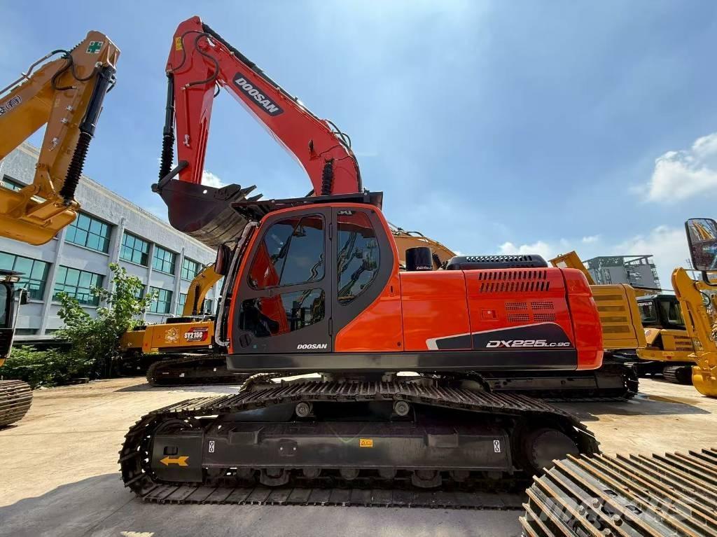 Doosan DX 225 Εκσκαφείς με ερπύστριες