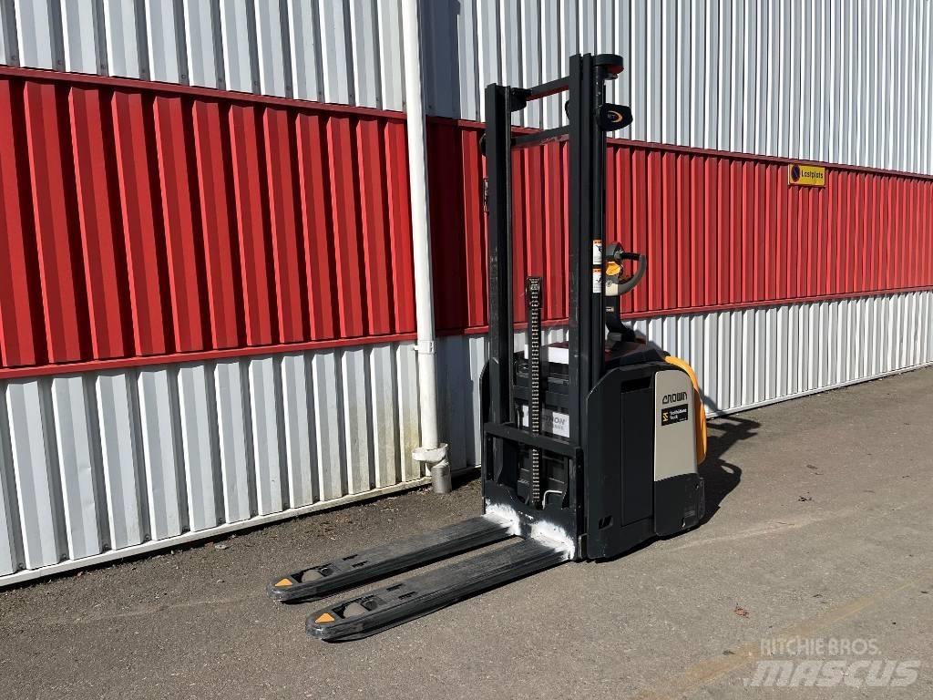 Crown ETi40001,2 Παλετοφόρα πεζού χειριστή με ιστό