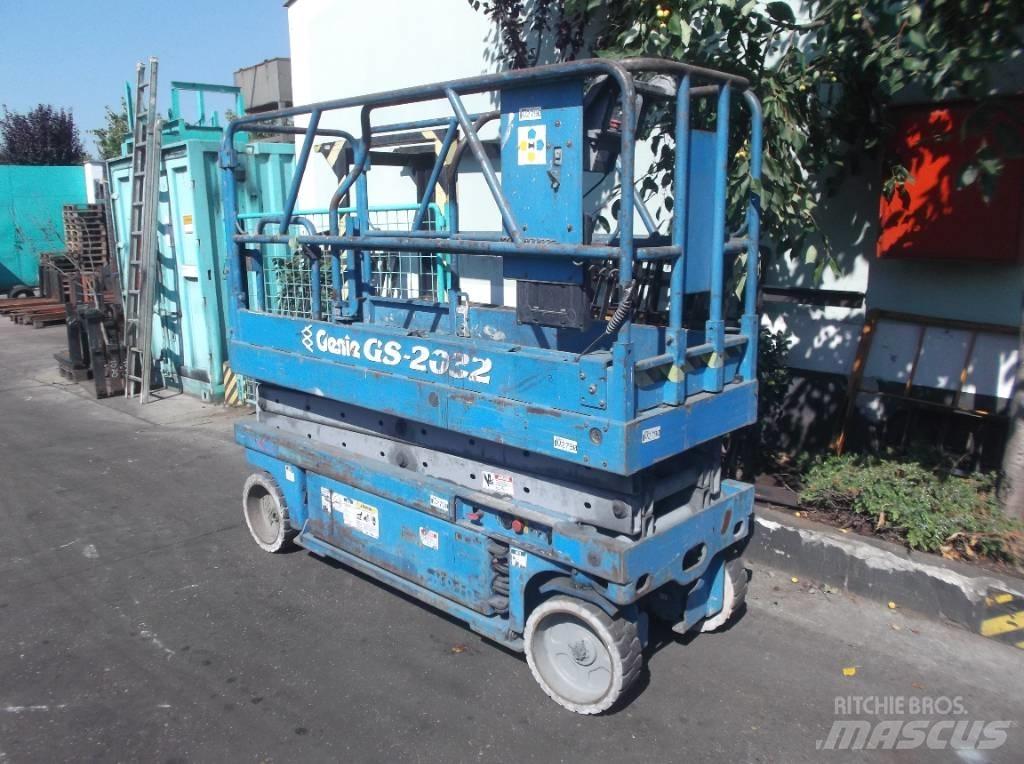 Genie GS 2032    V-2790 Ανυψωτήρες με κατακόρυφους πυλώνες