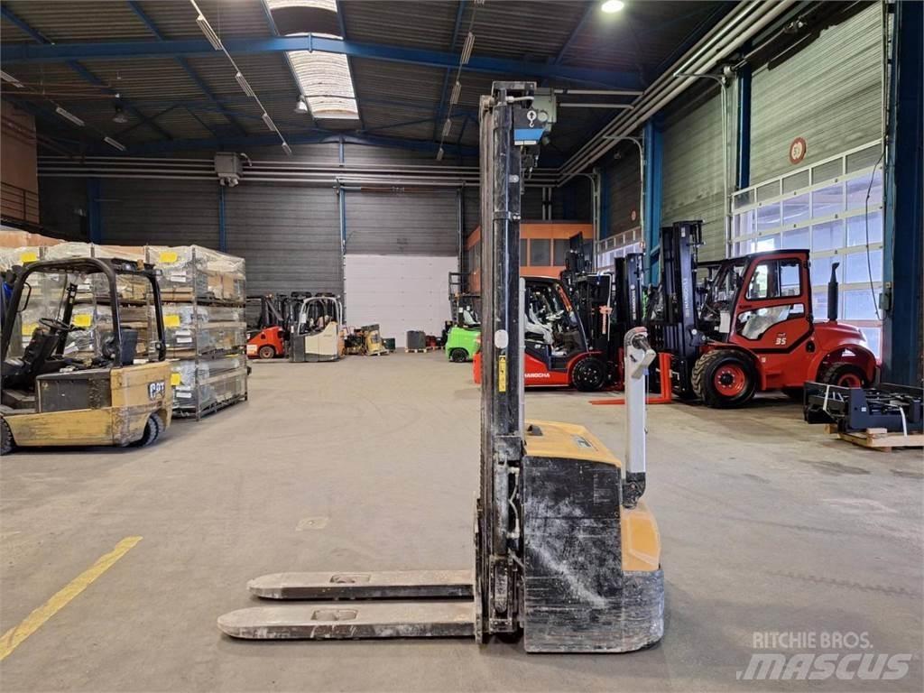 CAT NSP16N2 Παλετοφόρα πεζού χειριστή με ιστό