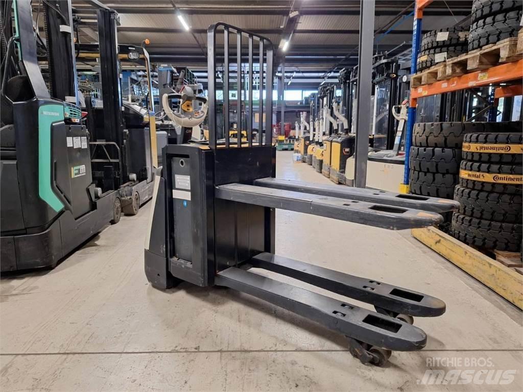 Crown WP3080 Παλετοφόρα πεζού χειριστή με ιστό