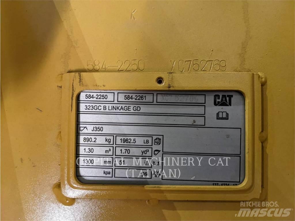 CAT 323GC Κουβάδες