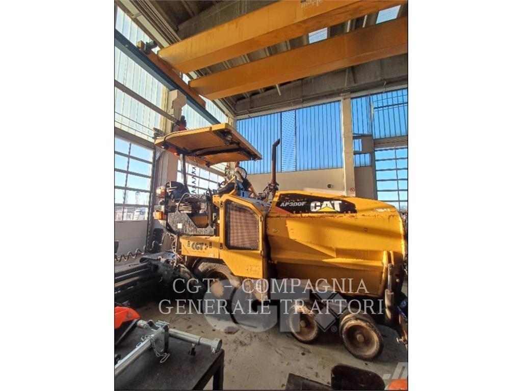 CAT AP300F Επίστρωση ασφάλτου
