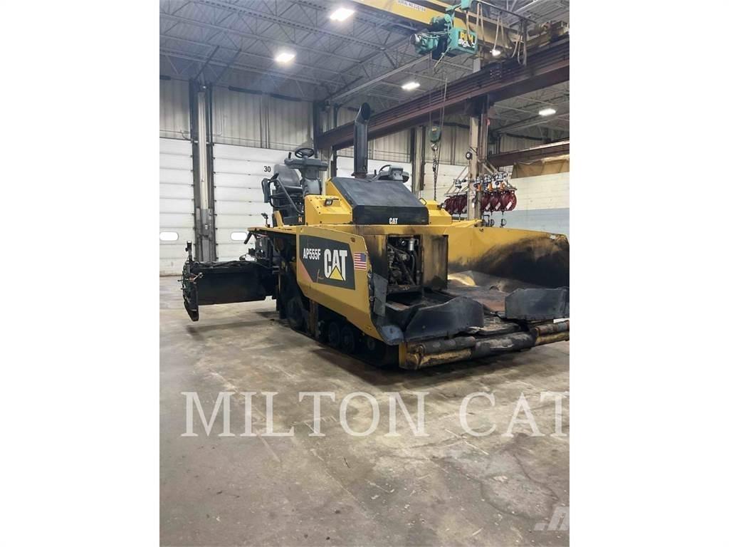 CAT AP555F Επίστρωση ασφάλτου